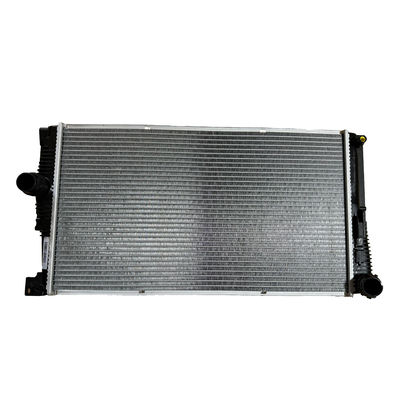 Un buen precio. 17117626560 OE NO. Auto partes Radiador de aluminio Tanque de agua de plástico para BMW F18 F10 F11 en línea